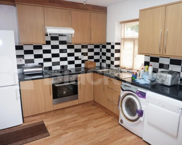 			NEW INSTRUCTION!, 4 Bedroom, 1 bath, 1 reception Flat			 Biddestone Road, HOLLOWAY